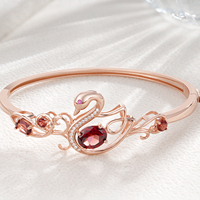 Bracelets joncs fantaisie YBO en or rose 18 carats de haute qualité avec grenat naturel et motif cygne ajouré pour femme – Les joncs fins les plus vendus