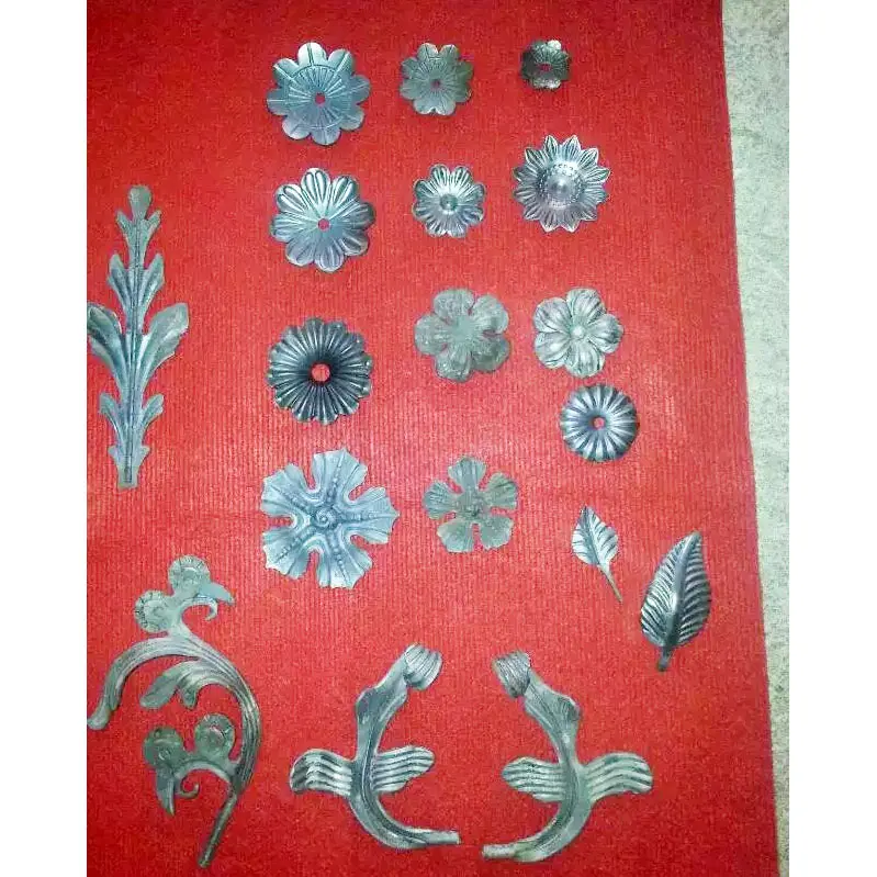 錬鉄製の刻印された鉄の花と葉