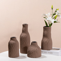Vase en céramique Art Déco à rayures verticales, motifs géométriques avec plis irréguliers. Objet de décoration artisanale de table du Fujian