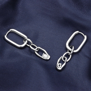 Boucles d'oreilles créoles minimalistes en laiton blanc avec zircone, bijoux simples pour tous les jours pour femmes - Product Image 2