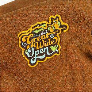 Étiquette de vêtement en tissu brodé « Into The Great Wide Open », forme ovale, bord découpé au laser - Product Image 1