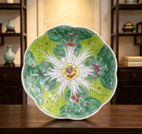 Assiette en porcelaine chinoise Famille Rose à motif d'insectes et de choux, avec pied, bord festonné, pour compote de chou bok choy