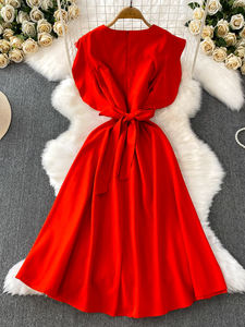 Французское атласное платье красного цвета — глубокий V-образный вырез, рукава-крылышки и плиссировка по всей поверхности для эффектного образа. - Product Image 4