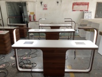 Présentoir de manucure M2 Kiosque de vitrine de manucure moderne personnalisé avec conception de magasin de barre d'ongle pour meubles de salon de manucure