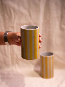 Vaso/Jarrón de Cerámica Hecho a Mano de Primera Calidad con Rayas Amarillas, Apto para Microondas y Horno - Product Image 2