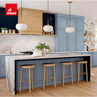Armoire de cuisine encastrée Alland Painted Mist, peinte bleu marine et teintée en érable, avec étagères flottantes à grain de bois