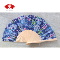 Vente en gros 23 cm Chine ventilateur de mariage décoration en bois ventilateur de main portable personnalisé pour cadeaux promo