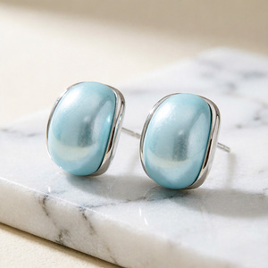 Orecchini alla Moda 2026 Placcati Oro 18K, Stile Francese Chic, con Perle Pastello Ovali e Cornice a Mezzaluna, Unisex, Minimalisti, Nuovi per Feste - Product Image 6