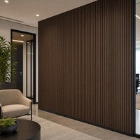 Revêtement mural intérieur WYRAX en WPC Noyer Noir, profil rainuré, surface sans joint, alignement linéaire des panneaux pour zone d'accueil exécutive