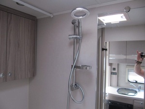 Autocaravana de Lujo Elddis Autoquest 194 Usada Barata de 2023, Emisión Euro 5, 4-6 Pasajeros, Blanca, para Acampar - Product Image 3