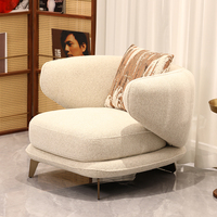 Fauteuil d'appoint moderne rembourré en tissu beige avec pieds en bois et métal pour hall d'hôtel
