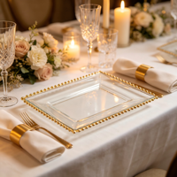 Assiette de présentation rectangulaire élégante en plastique transparent avec bordure dorée perlée, texture luxueuse, pour la décoration de table de mariage ou de banquet