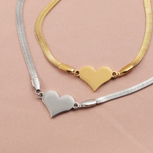 Bracciale con Catena a Serpente Placcato Oro 18K con Charm a Cuore in Acciaio Inossidabile Incidibile per Donne - Product Image 2