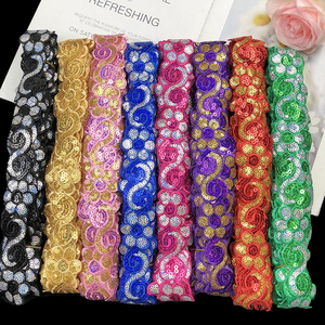 Passamaneria in Pizzo Multicolore da 4 cm, Decorazione Etnica per Abiti, Pizzo con Paillettes e Ricami Floreali - Product Image 4