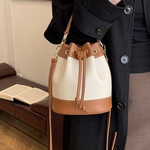 กระเป๋าถือสะพายข้างแฟชั่นดีไซน์หรูหราสำหรับผู้หญิงแบบรูดเชือก ปี 2026 รับผลิตตามสั่งขายส่งจากโรงงาน - Product Image 1