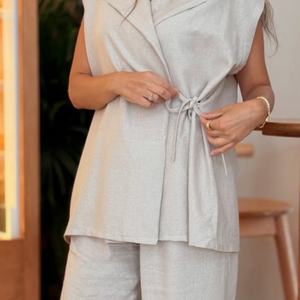 ชุดเซ็ต 2 ชิ้น สไตล์ลำลองสำหรับผู้หญิง ผ้าลินิน 100% เสื้อแขนกุดผ้าซาตินลายแจ็คการ์ด และกางเกงขายาวทรงหลวมลายเรียบ - Product Image 2