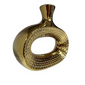 Vase de table contemporain en laiton, fait main, couleur or, design anneau décoratif, pour sol et table, décoration intérieure moderne - Product Image 1