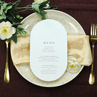 Papel blanco elegante personalizado y tarjetas de menú de terciopelo con flor en relieve 3D y texto de lámina de oro para boda | Decoración de mesa de eventos de cumpleaños