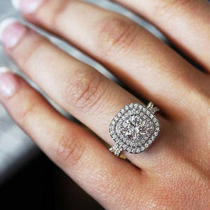 Anello di Fidanzamento F1210 per Donna in Oro Bianco con Diamante Naturale Taglio Brillante Rotondo Colore D Design Halo - Product Image 1