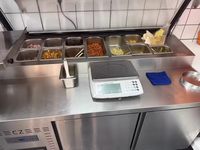 Table de préparation de salades en acier inoxydable avec vitrine réfrigérée à compresseur pour usage commercial