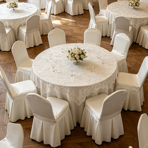 Fodere Coprisedia Elastiche Bianche All'ingrosso, Coprisedia Elasticizzati in Spandex con Gonna Plissettata per Matrimoni, Hotel, Banchetti, Feste, Conferenze ed Eventi - Product Image 2