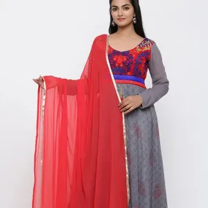 Schöner block bedruckter Georgette-Stoff Damen Long Anarkali Style Kurti in Grau gepaart mit Hose & Faux Chiffon Dupatta Set