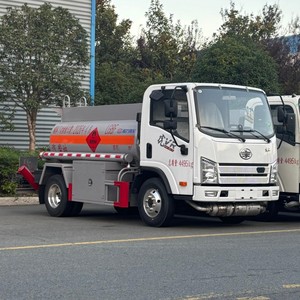 Mini-citerne à carburant FAW 4x2 3000L avec distributeur gradué pour ravitaillement et livraison mobile - Product Image 2