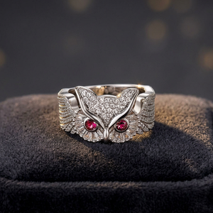 Bague Cocktail en Forme de Hibou Très Demandée, Yeux Rubis, Sertissage Canal, Plaqué Or, Argent 925, Certifiée IGI, Style Luxe, Bijoux Unisexe - Product Image 1