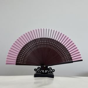 Fabricant chinois de éventails pliants en bambou, éventail à main en bambou gravé avec étui, personnalisez votre logo - Product Image 5
