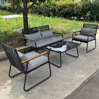 Ensemble de salon de jardin en rotin 4 pièces de luxe moderne avec chaises et table basse en acier, avec coussins, pour hôtel