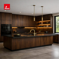 Meuble de cuisine Alland haut de gamme en bois de noyer naturel avec marbre noir de luxe pour rénovation de maison sur mesure