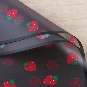 Papier d'emballage pour bouquets <span class=keywords><strong>de</strong></span> fleurs en PVC givré double face imperméable <span class=keywords><strong>de</strong></span> qualité supérieure avec bordure en forme <span class=keywords><strong>de</strong></span> fraise - Product Image 1