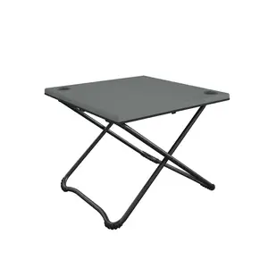 NPOT Logotipo personalizado Muebles de exterior Marco moderno Resina y acero 24 "Mesa de camping plegable cuadrada, altura ajustable gris 2kg