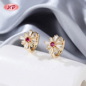 คอลเลกชันต่างหูทรงบาแกตต์ลายซันเบิร์สต์ ขายส่ง ทำจากทองเหลืองชุบทอง 18K  เครื่องประดับ คอลเลคชั่นต่างหูทรงพระอาทิตย์ - Product Image 4