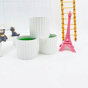 Maceta Cilíndrica de Plástico con Rayas Verticales de 7.5 cm de Alto, Adorno de Escritorio con Planta Verde Flocada - Product Image 4