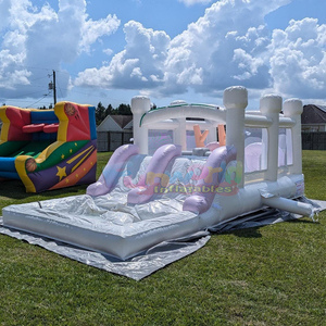 Combo de tobogán inflable gigante para exteriores, con obstáculos acuáticos en colores pastel, blanco, para adultos. - Product Image 2