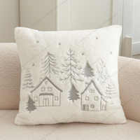 Housse de coussin décorative de Noël en peluche blanche, scènes d'hiver brodées avec rennes, arbres et flocons de neige pour une décoration festive de la maison