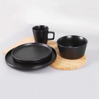 Schwarzer Keramikteller im Westlichen Stil Minimalistisches Mattes Finish Mikrowellengeeignetes Geschirr-Set Eleganter Salatteller für Restaurants