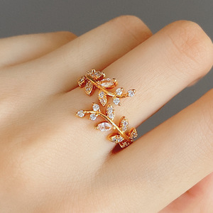 Anello Regolabile con Design a Foglia, Stile Minimalista per Donne - Product Image 3