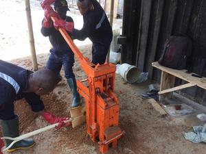 Giá cả cạnh tranh đất sét nhỏ Máy làm gạch ở Malaysia của Trung Quốc 220V Interlock Khối Nhà sản xuất với bơm thành phần cốt lõi - Product Image 2