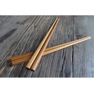 Baguettes en bois de qualité supérieure, légères et durables, pour la cuisine asiatique et les repas quotidiens - Product Image 1