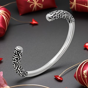 Brazalete Abierto de Acero de Titanio con Diseño de la Varita Dorada de Wukong de Black Myth, Joyería Unisex para Regalo - Product Image 3