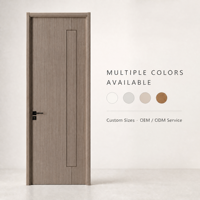 Porte en panneau mélaminé beige crème pleine hauteur avec pendentif métallique en forme de trèfle et poignée noire mate, style Wabi Sabi