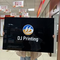 Panneau d'affichage mural en plexiglas rigide brillant avec impression UV personnalisée en acrylique noir pour la publicité de marque en supermarché