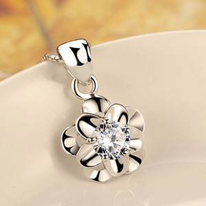 Ciondolo a Fiore in Oro Bianco con Cristalli Strass Taglio Brillante Rotondo, Montatura a Griffe, Stile Classico per l'Uso Quotidiano Femminile - Product Image 1