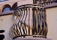 Rampe de balcon moderne en fer forgé et acier, main courante galvanisée pour terrasse et escalier extérieur, design élégant
