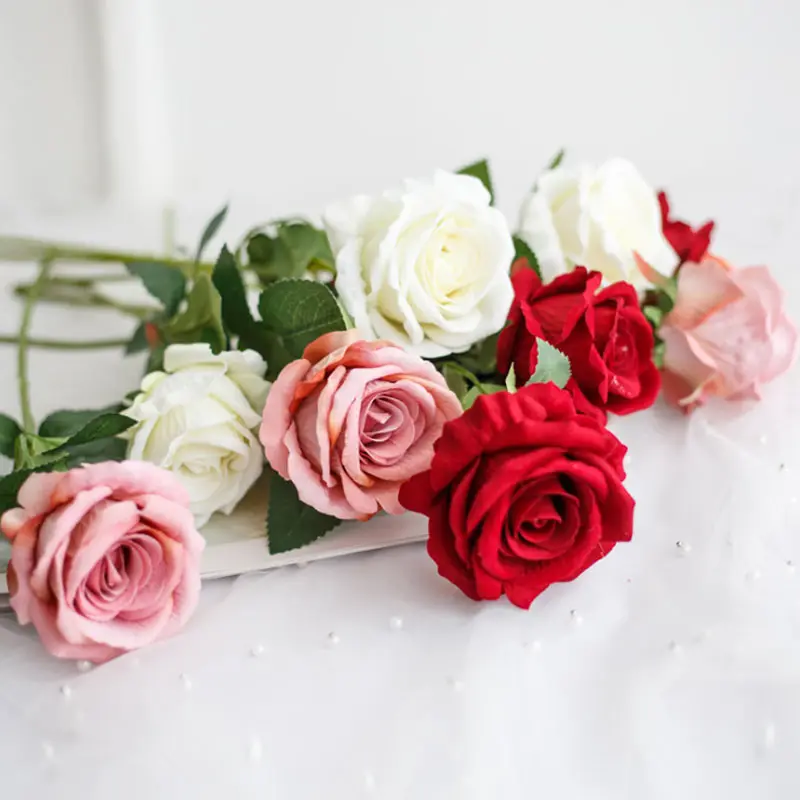 K03 Cina Grosir Plastik Putih Terbuka Unik Buatan Tangan Merah Mawar Besar Bunga Pernikahan Sutra Buatan Tangan dengan Batang Bunga