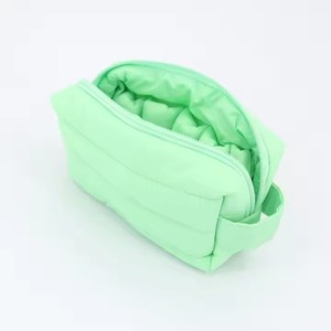 Bolsa <span class=keywords><strong>de</strong></span> cosméticos <span class=keywords><strong>de</strong></span> algodón acolchada <span class=keywords><strong>de</strong></span> nailon impermeable para <span class=keywords><strong>Amazon</strong></span>, bolsa <span class=keywords><strong>de</strong></span> <span class=keywords><strong>viaje</strong></span> portátil para solución <span class=keywords><strong>de</strong></span> almacenamiento <span class=keywords><strong>de</strong></span> artículos <span class=keywords><strong>de</strong></span> tocador, bolsa <span class=keywords><strong>de</strong></span> almacenamiento grande y esponjosa - Product Image 3