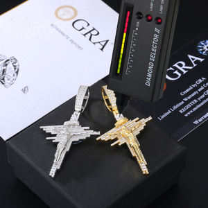 Colgante de Cruz de Jesús Crucificado de Alta Calidad en Plata de Ley 925 con Moissanita Talla Baguette Estilo Iced Out - Product Image 3