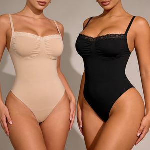 Body sculptant Lulu <span class=keywords><strong>avec</strong></span> dentelle, buste froncé, contrôle du ventre, string, bretelles spaghetti réglables et entrejambe à boutons-pression - Product Image 1